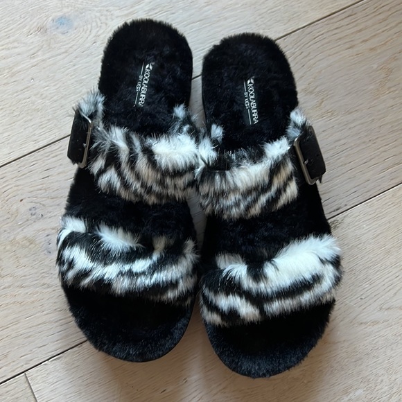 KOOLABURRA BY UGG ZEBRA SLIDES - Picture 2 of 4